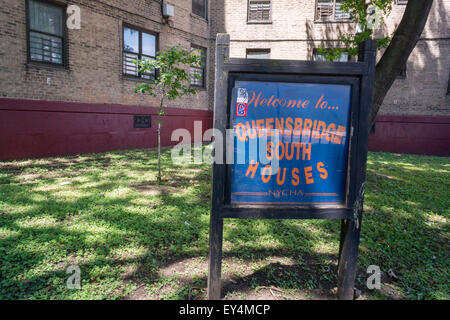 Die Queensbridge Süd-Häuser in Queens in New York am Donnerstag, 16. Juli 2015. New York wird die Bereitstellung kostenloser Breitbandzugang zu fünf Wohnbauprojekte in der Stadt über ein pilot-Programm ConnectHome. Neben den Queensbridge North und South Projekte werden Mott Haven und Red Hook Ost und West Teil des Programms. Queensbridge ist das größte Wohnprojekt im Land und das Programm bieten Zugriff auf 16.000 Einwohner aus den 400.000 in NYCHA Projekte Leben.  (© Richard B. Levine) Stockfoto