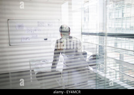 Junge Unternehmer denken im Tagungsraum Stockfoto