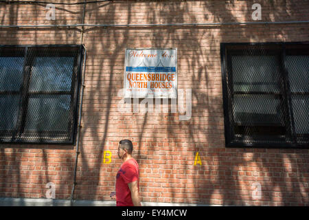 Die Queensbridge Nord-Häuser in Queens in New York am Donnerstag, 16. Juli 2015. New York wird die Bereitstellung kostenloser Breitbandzugang zu fünf Wohnbauprojekte in der Stadt über ein pilot-Programm ConnectHome. Neben den Queensbridge North und South Projekte werden Mott Haven und Red Hook Ost und West Teil des Programms. Queensbridge ist das größte Wohnprojekt im Land und das Programm bieten Zugriff auf 16.000 Einwohner aus den 400.000 in NYCHA Projekte Leben.  (© Richard B. Levine) Stockfoto