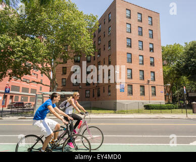 Die Queensbridge Nord-Häuser in Queens in New York am Donnerstag, 16. Juli 2015. New York wird die Bereitstellung kostenloser Breitbandzugang zu fünf Wohnbauprojekte in der Stadt über ein pilot-Programm ConnectHome. Neben den Queensbridge North und South Projekte werden Mott Haven und Red Hook Ost und West Teil des Programms. Queensbridge ist das größte Wohnprojekt im Land und das Programm bieten Zugriff auf 16.000 Einwohner aus den 400.000 in NYCHA Projekte Leben.  (© Richard B. Levine) Stockfoto