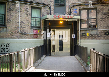 Ein Eingang zu einem der Gebäude in den Queensbridge Norden Häusern in Queens in New York am Donnerstag, 16. Juli 2015. New York wird die Bereitstellung kostenloser Breitbandzugang zu fünf Wohnbauprojekte in der Stadt über ein pilot-Programm ConnectHome. Neben den Queensbridge North und South Projekte werden Mott Haven und Red Hook Ost und West Teil des Programms. Queensbridge ist das größte Wohnprojekt im Land und das Programm bieten Zugriff auf 16.000 Einwohner aus den 400.000 in NYCHA Projekte Leben.  (© Richard B. Levine) Stockfoto