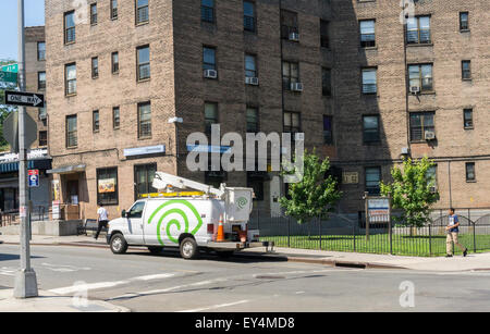 Time Warner Cable LKW geparkt außerhalb eines der Gebäude in den Queensbridge Norden Häusern in Queens in New York auf Donnerstag, 16. Juli 2015. New York wird die Bereitstellung kostenloser Breitbandzugang zu fünf Wohnbauprojekte in der Stadt über ein pilot-Programm ConnectHome. Neben den Queensbridge North und South Projekte werden Mott Haven und Red Hook Ost und West Teil des Programms. Queensbridge ist das größte Wohnprojekt im Land und das Programm bieten Zugriff auf 16.000 Einwohner aus den 400.000 in NYCHA Projekte Leben.  (© Richard B. Levine) Stockfoto