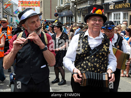 Straßenmusikanten in der Parade am Mazey Tag, Penzance, Cornwall, UK Stockfoto