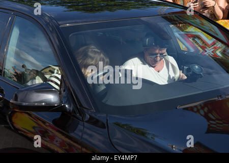 Die Wembley Arena, London, UK. 21. Juli 2015. X-Factor Moderator Caroline Flak (L) und Simon Cowell (R) mit Nick Grimshaw (im Hintergrund) in das Auto in der Wembley Arena für das diesjährige London Auditions Show stecken. Bildnachweis: Chris Yates / Alamy Live News Stockfoto