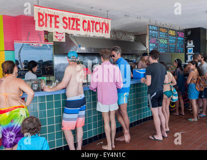 Strandbesucher kaufen Lebensmittel und Snacks zu Konzessionen an Rockaway Beach im Stadtteil Queens von New York auf Sonntag, 19. Juli 2015.  Die Temperatur stieg auf 93 F mit Montag voraussichtlich 92 F machen sie den ersten und zweiten über 90 Tage des Jahres zu treffen. Wenn Dienstag 90 hits haben die Stadt seine ersten Hitzewelle des Jahres. (© Richard B. Levine) Stockfoto