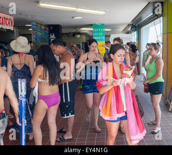 Strandbesucher kaufen Lebensmittel und Snacks zu Konzessionen an Rockaway Beach im Stadtteil Queens von New York auf Sonntag, 19. Juli 2015.  Die Temperatur stieg auf 93 F mit Montag voraussichtlich 92 F machen sie den ersten und zweiten über 90 Tage des Jahres zu treffen. Wenn Dienstag 90 hits haben die Stadt seine ersten Hitzewelle des Jahres. (© Richard B. Levine) Stockfoto