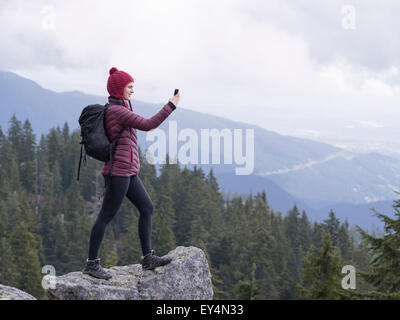 Nahaufnahme Bild einer lächelnden kaukasischen Frau nehmen Selfie auf dem Berg Stockfoto