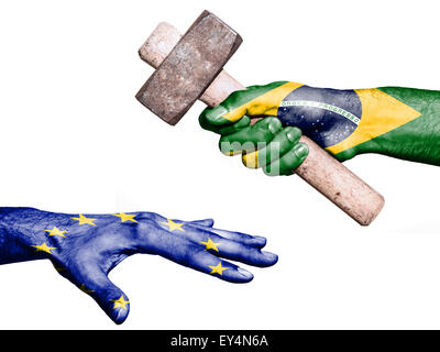 Flagge von Brasilien Aufdruck auf eine Hand mit einem schweren Hammer schlagen eine Hand, die Vertreter der Europäischen Union. Konzeptbild für Stockfoto