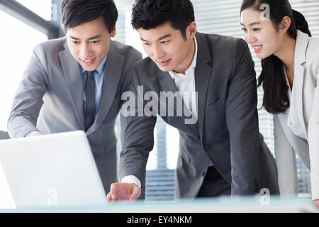 Junge Unternehmer sprechen im Tagungsraum Stockfoto