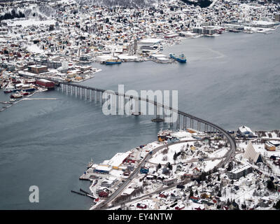 Winter-Blick auf Stadt Tromsø und Brücke Stockfoto