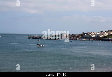 Boote in der Nähe von Pier und Strand von der Stadt und Ferienort von Swanage Isle of Purbeck Dorset-England Stockfoto