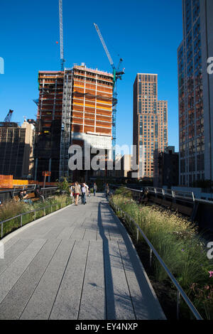 Die High Line bei Eleventh Avenue und West 30th St Chelsea und Meat Packing District in New York City USA Stockfoto