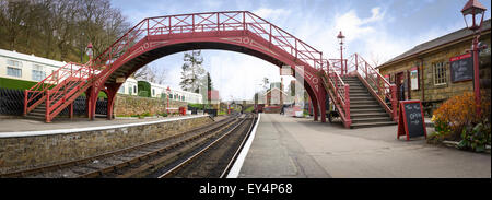 Rot lackiert Brücke über die Eisenbahnlinien am Bahnhof Goathland in North Yorkshire Stockfoto