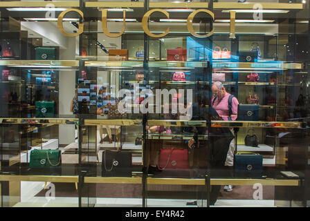 Paris, Frankreich, Luxusmodemarken, Gucci Store, Schaufenster im französischen Kaufhaus, Le Bon Marché, Regale, Schild Stockfoto