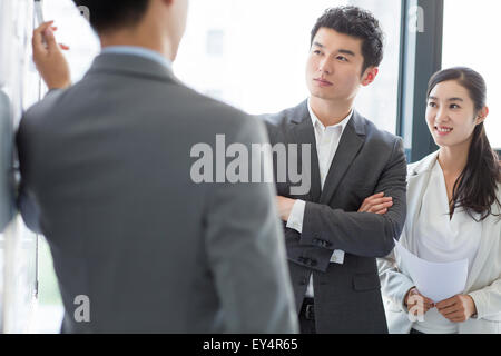 Junge Unternehmer sprechen in treffen Stockfoto