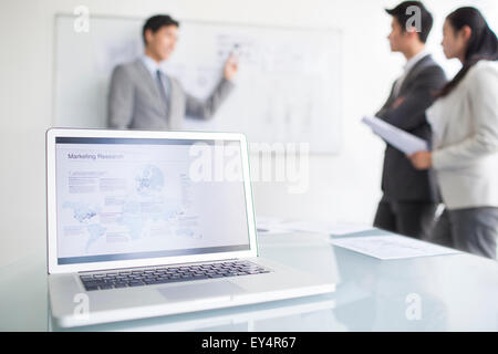 Laptop am Schreibtisch Stockfoto