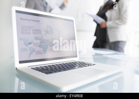 Laptop am Schreibtisch Stockfoto