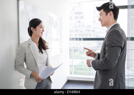 Junge Unternehmer sprechen im Tagungsraum Stockfoto