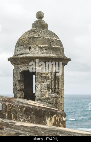 Wachhäuschen mit Blick auf den Atlantischen Ozean vor "El Morro" (Castillo San Felipe del Morro) San Juan, Puerto Rico Stockfoto