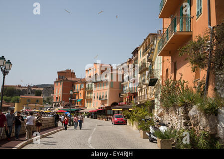Menschen zu Fuß entlang einer Straße in Villefranche, Frankreich am Meer Stockfoto