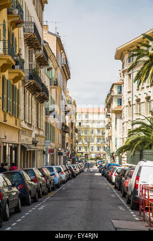 Viele Autos geparkt entlang einer schmalen Straße in Nizza, Frankreich Stockfoto