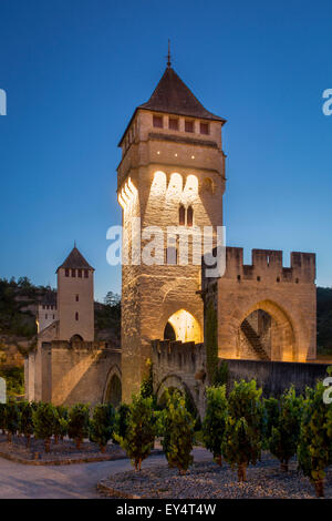 14. Jahrhundert Pont Valentre und Fluss Lot in Cahors, Midi-Pyrenäen, Frankreich Stockfoto