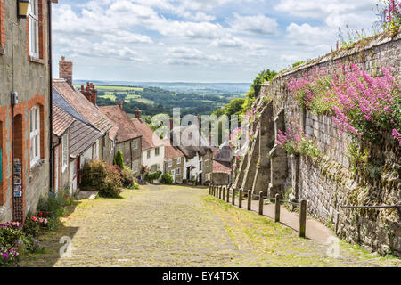 Ferienhäuser auf Gold Hill, Shaftesbury, Dorset, Südwest-England im Sommer, der Speicherort für die klassische Ridley Scott Hovis Schwarzbrot advert Stockfoto