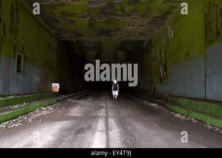 Wanderer im verlassenen Tunnel der Pennsylvania Turnpike in der Nähe von Breezewood, PA. Stockfoto