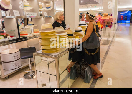 Paris, Frankreich, Luxusmodemarken, Fraueneinkäufe im französischen Kaufhaus, „Le Bon Marché“-Hüte Couture-Mode Stockfoto