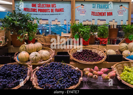 Paris, Frankreich, frisches Obst im luxuriösen Lebensmittelgeschäft im französischen Kaufhaus, 'Le Bon Marché', La Grande Epicerie, Kirschen Stockfoto