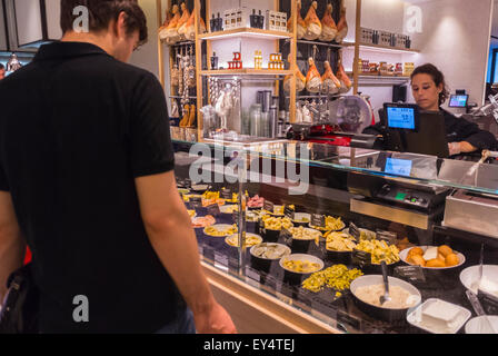 Paris, Frankreich, man Luxury Food Shopping im französischen Kaufhaus, „Le Bon Marché Paris“, „La Grande Epicerie“, italienisches Delikatessengeschäft La Grande épicerie de Paris Stockfoto