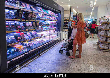 Paris, Frankreich, Frauen im Innenszene, Luxus-Food-Shopping im französischen Kaufhaus, „Le Bon Marché“, „La Grande épicerie de Paris“ Milchprodukte, Innenansicht des Supermarktes Stockfoto