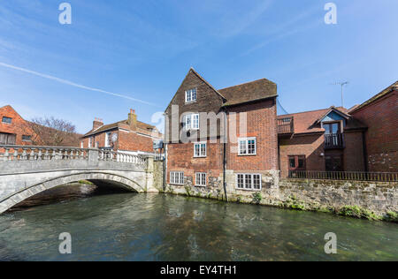 Sightseeing: Brücke über den Fluss Itchen durch die alte Winchester City Mühle (Wassermühle) und historische Gebäude, Winchester, Hampshire, UK mit blauem Himmel Stockfoto