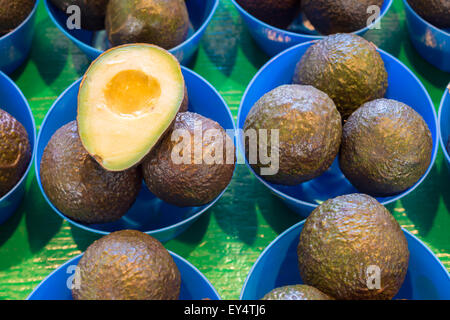 Avocados auf dem Markt Stockfoto