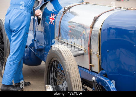 Fahrer-Schauspieler verkleidet im blauen overall neben Bluebird Rennwagen auf Pendine Beach, Carmarthen, Wales, UK. 21. Juli 2015. 2015 feiert den 90. Jahrestag der Sir Malcolm Campbell erreichen einen neuen Welt Land Geschwindigkeitsrekord von 150 km/h bei Pendine Sands, South Wales, in seinem 350PS Sunbeam. Neunzig Jahre nach dem Tag, das National Motor Museum Beaulieu, markiert den Anlass mit einer Festschrift Lowspeed Demonstration mit der Sonnenstrahl wieder im Pendine Sands laufen. Stockfoto