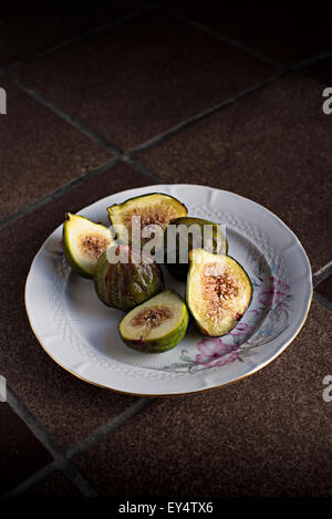 Frische Reife Feigen in einer Vintage Platte. Stockfoto