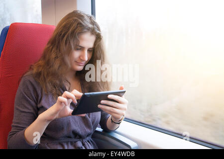 Frau mit TabletPC Stockfoto
