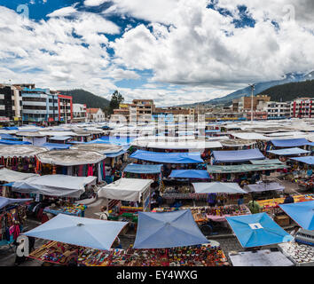 Weekend Market in der Stadtmitte ist eine jahrhundertelange Tradition. Otavalo, Ecuador. Stockfoto