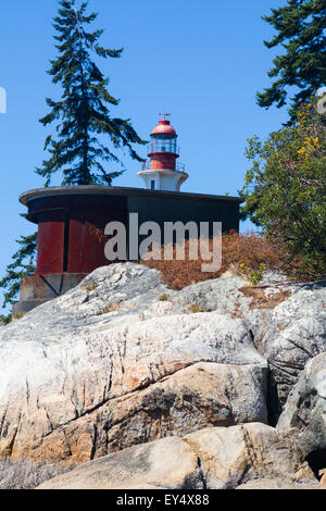 WWII Suchscheinwerfer Plätz am Point Atkinson Leuchtturm am Eingang zum Burrard Inlet in Vancouver, Kanada Stockfoto