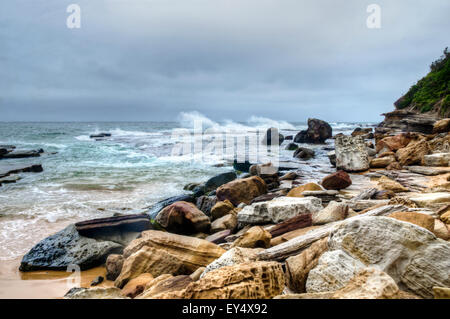 Turimetta Strand mit Honeycomb Felsen, seine, Sydney Vorort Stockfoto