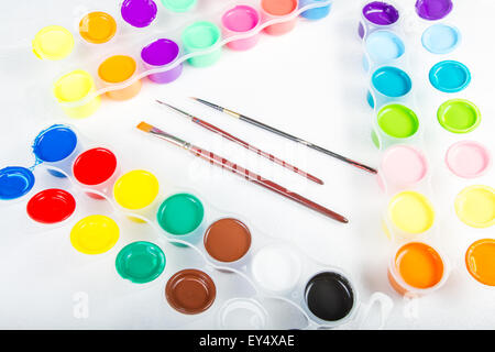 Pinsel und Farbe in verschiedenen Farben in Containern. Stockfoto
