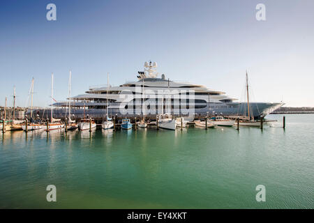 Auckland, Neuseeland. 22. Juli 2015. Die sieben-Deck super Luxusyacht, Ozean-Sieg, im Besitz von Milliardär Stahl-Magnat, Viktor Rashnikov es ist die neuntgrößte Super-Yacht der Welt. Es angedockt im Hafen von Auckland, New Zealand segelte von Fidschi. Bildnachweis: ein Bild Fotografie/Alamy Live News Stockfoto