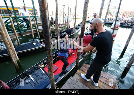 Venedig, Italien. 21. Juli 2015. Wu Juan (L), ein Lastkahn-Frau aus Zhouzhuang, steigt aus einer Gondel in Venedig, am 21. Juli 2015. Während der Expo Mailand 2015 hält Chinas Zhouzhuang ein Seminar in Mailand und eine Veranstaltung namens "A Tale of Two Cities" in Venedig um die chinesische Kultur der "Wasserstadt" einzuführen. © Jin Yu/Xinhua/Alamy Live-Nachrichten Stockfoto