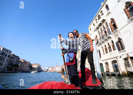 Venedig, Italien. 21. Juli 2015. Wu Juan (vorne), ein Lastkahn-Frau aus Zhouzhuang, singt chinesische Melodien und Reihen entlang eines Kanals mit einem Gondoliere in Venedig, Italien, am 21. Juli 2015. Während der Expo Mailand 2015 hält Chinas Zhouzhuang ein Seminar in Mailand und eine Veranstaltung namens "A Tale of Two Cities" in Venedig um die chinesische Kultur der "Wasserstadt" einzuführen. © Jin Yu/Xinhua/Alamy Live-Nachrichten Stockfoto