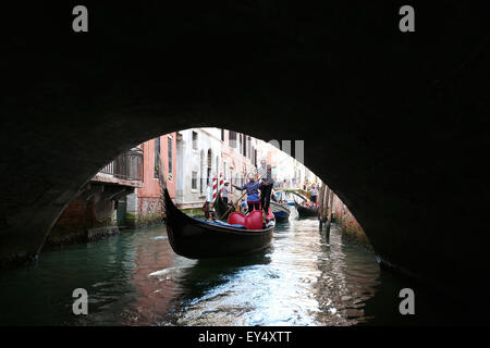 Venedig, Italien. 21. Juli 2015. Wu Juan (vorne), ein Lastkahn-Frau aus Zhouzhuang, singt traditionelle Melodien in Venedig, am 21. Juli 2015. Während der Expo Mailand 2015 hält Chinas Zhouzhuang ein Seminar in Mailand und eine Veranstaltung namens "A Tale of Two Cities" in Venedig um die chinesische Kultur der "Wasserstadt" einzuführen. © Jin Yu/Xinhua/Alamy Live-Nachrichten Stockfoto