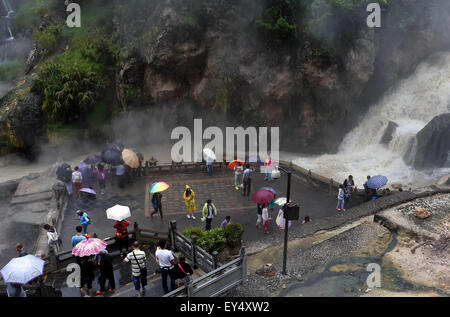 Tengchong, chinesischen Provinz Yunnan. 21. Juli 2015. Touristen sehen Sie heißen Quellen am Aussichtspunkt Rehai Hot Springs in Tengchong County, der südwestlichen chinesischen Provinz Yunnan, 21. Juli 2015. Bestehend aus mehr als 80 Thermalquellen, zieht Rehai Millionen von Touristen in den letzten Jahren. © Lin Yiguang/Xinhua/Alamy Live-Nachrichten Stockfoto