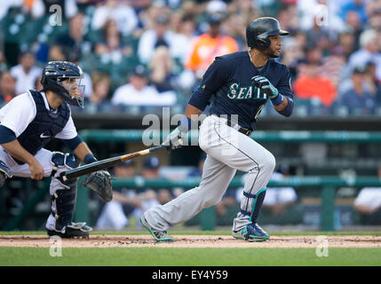 Detroit, Michigan, USA. 21. Juli 2015. Seattle Mariners zweiter Basisspieler Robinson Cano (22) an bat bei MLB Spielaktion zwischen Seattle Seemänner und die Detroit Tigers im Comerica Park in Detroit, Michigan. Die Mariners besiegten die Tigers 11-9. John Mersits/CSM/Alamy Live-Nachrichten Stockfoto