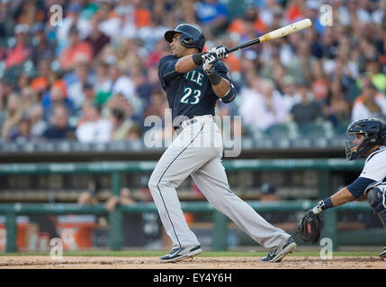 Detroit, Michigan, USA. 21. Juli 2015. Seattle Mariners Outfielder Nelson Cruz (23) trifft Homerun während MLB Spielaktion zwischen Seattle Seemänner und die Detroit Tigers im Comerica Park in Detroit, Michigan. Die Mariners besiegten die Tigers 11-9. John Mersits/CSM/Alamy Live-Nachrichten Stockfoto