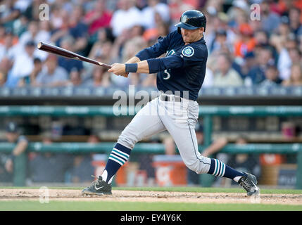 Detroit, Michigan, USA. 21. Juli 2015. Seattle Mariners Infielder Brad Miller (5) at bat während MLB Spielaktion zwischen Seattle Seemänner und die Detroit Tigers im Comerica Park in Detroit, Michigan. Die Mariners besiegten die Tigers 11-9. John Mersits/CSM/Alamy Live-Nachrichten Stockfoto