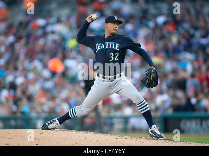 Detroit, Michigan, USA. 21. Juli 2015. Seattle Mariners Krug Taijuan Walker (32) liefert Tonhöhe während MLB Spielaktion zwischen Seattle Seemänner und die Detroit Tigers im Comerica Park in Detroit, Michigan. Die Mariners besiegten die Tigers 11-9. John Mersits/CSM/Alamy Live-Nachrichten Stockfoto